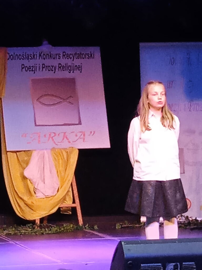Zdjęcie do artykułu KONKURS RECYTATORSKI "ARKA”