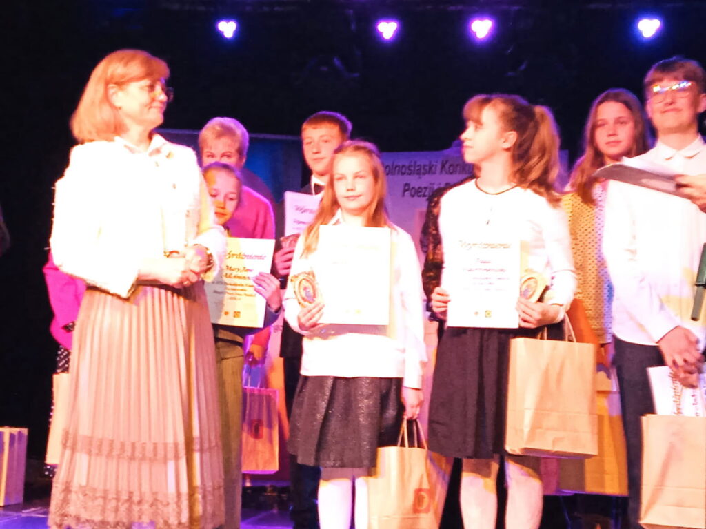 Zdjęcie do artykułu KONKURS RECYTATORSKI "ARKA”