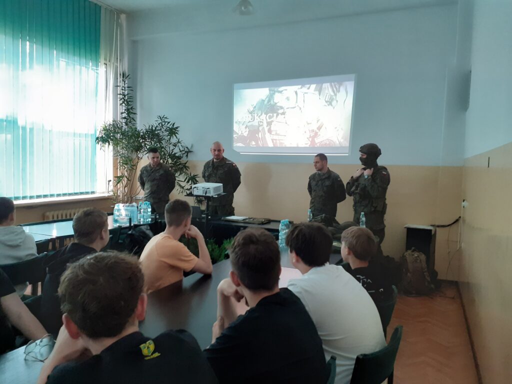 zdjęcie do artykułu "Edukacja z Wojskiem"