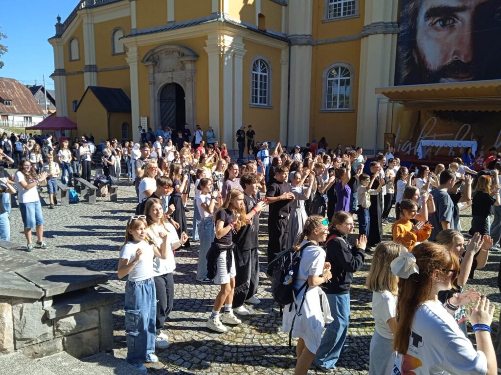 Zdjęcie do artykułu "ŚWIATŁO DLA ŻYCIA – SPOTKANIE MŁODZIEŻY W WAMBIERZYCACH"