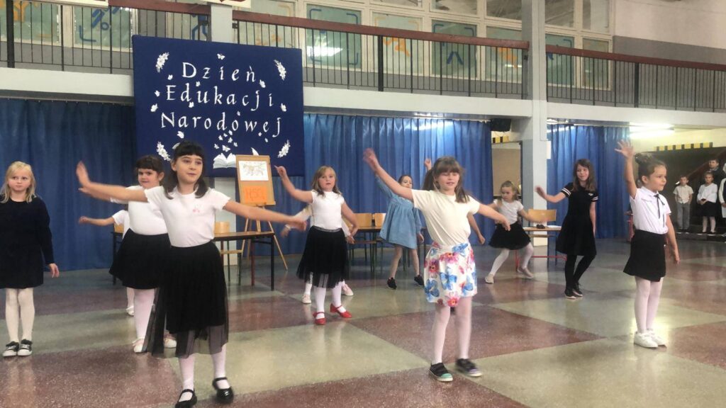Zdjęcie do artykułu "Dzień Edukacji Narodowej w klasach I-III"