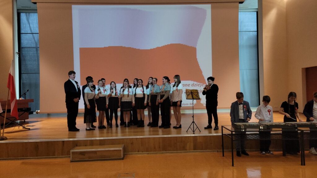 Zdjęcie do artykułu "Występ uczniów podczas VII Przeglądu Pieśni Patriotycznej"