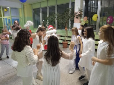 Zdjęcie do artykułu A ŚWIĘCI BALUJĄ W NIEBIE