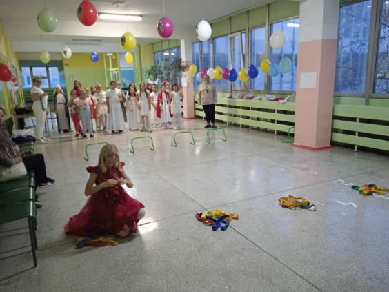 Zdjęcie do artykułu A ŚWIĘCI BALUJĄ W NIEBIE