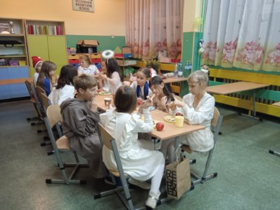 Zdjęcie do artykułu A ŚWIĘCI BALUJĄ W NIEBIE