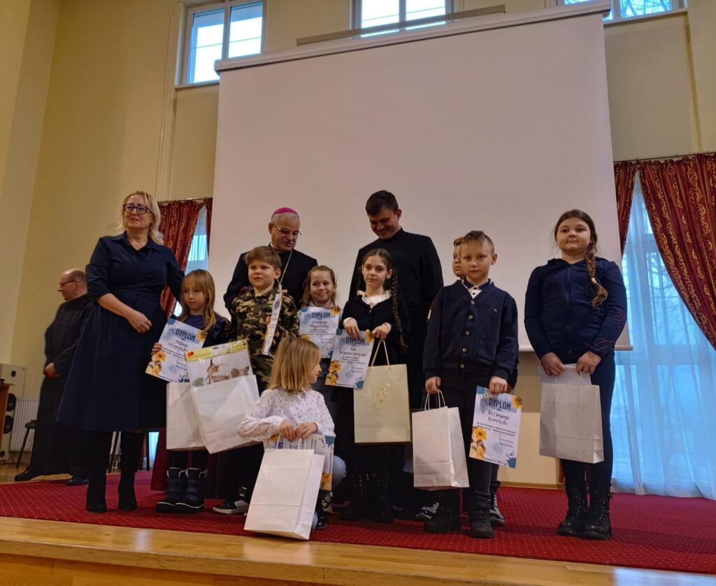 Zdjęcie do artykuły "Diecezjalny Konkurs Plastyczny „Helena Kmieć Misjonarka Miłości”."