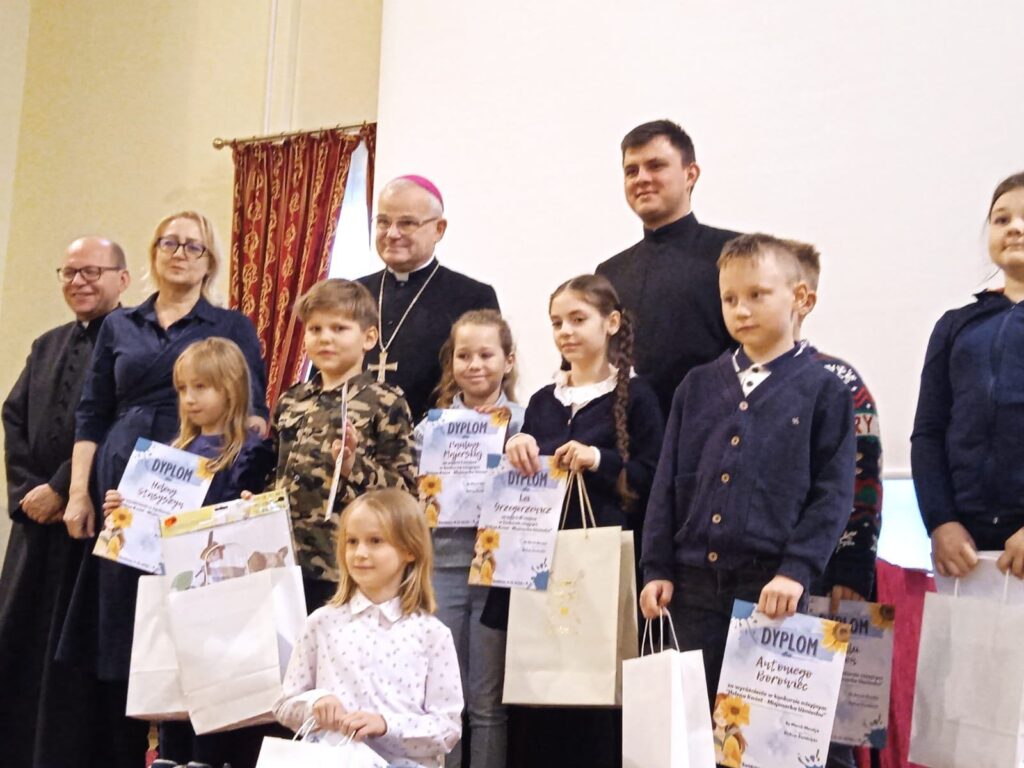 Zdjęcie do artykuły "Diecezjalny Konkurs Plastyczny „Helena Kmieć Misjonarka Miłości”."