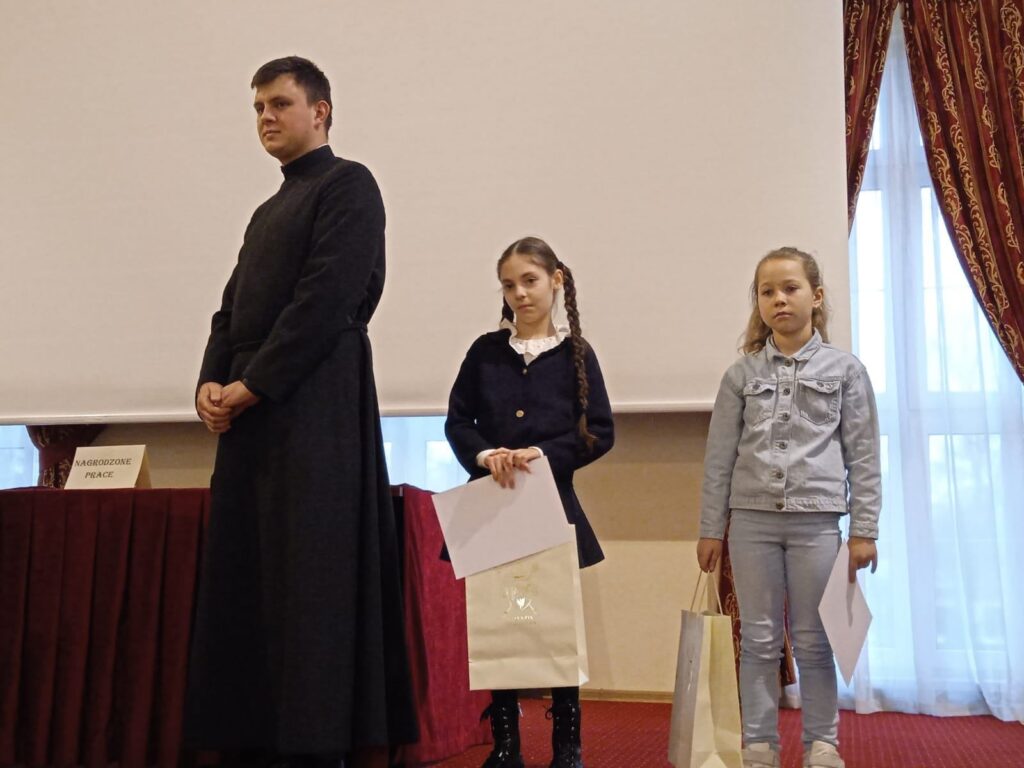 Zdjęcie do artykuły "Diecezjalny Konkurs Plastyczny „Helena Kmieć Misjonarka Miłości”."