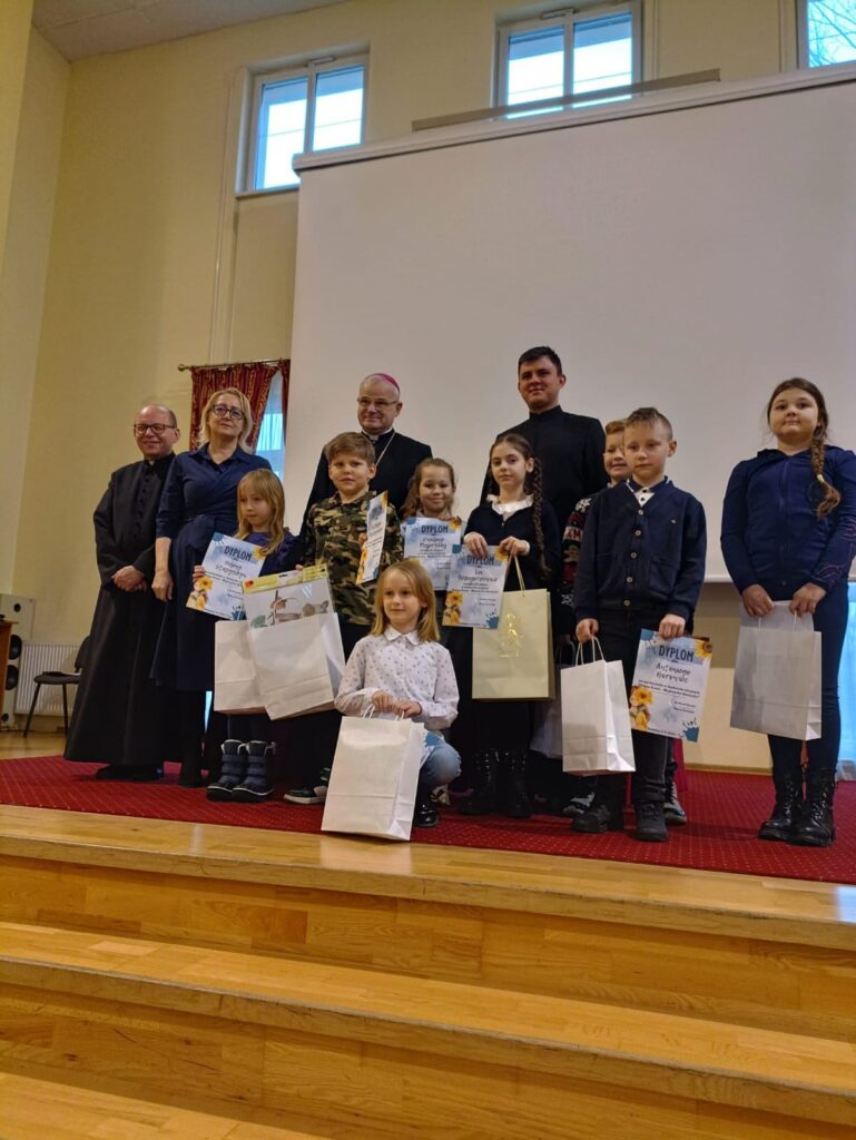 Zdjęcie do artykuły "Diecezjalny Konkurs Plastyczny „Helena Kmieć Misjonarka Miłości”."