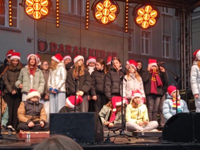 Zdjęcie do artykułu "Szkolny chór na wałbrzyskim rynku"