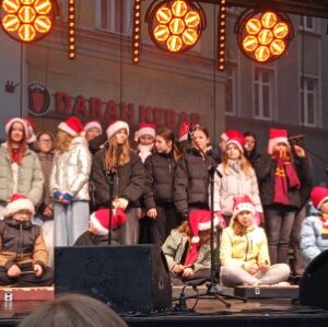 Zdjęcie do artykułu "Szkolny chór na wałbrzyskim rynku"