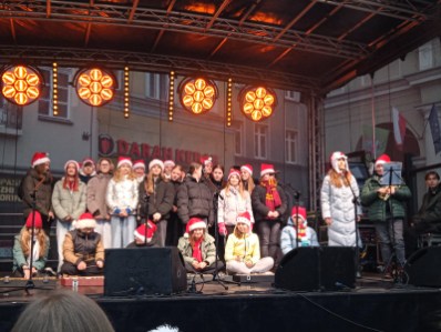 Zdjęcie do artykułu "Szkolny chór na wałbrzyskim rynku"