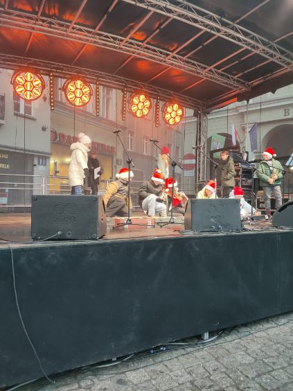 Zdjęcie do artykułu "Szkolny chór na wałbrzyskim rynku"