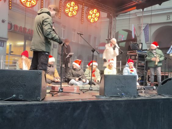 Zdjęcie do artykułu "Szkolny chór na wałbrzyskim rynku"