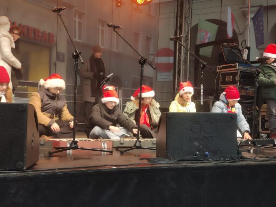 Zdjęcie do artykułu "Szkolny chór na wałbrzyskim rynku"