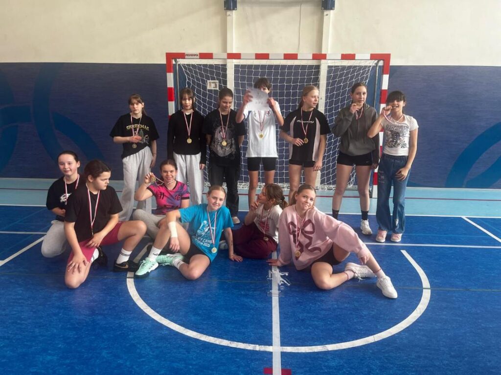 Zdjęcie do artykułu "ZSP nr 6 ZWYCIĘZCĄ MISTRZOSTW MIASTA WAŁBRZYCHA W PIŁCE RĘCZNEJ DZIEWCZĄT!"